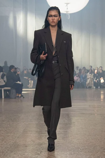 Look 16